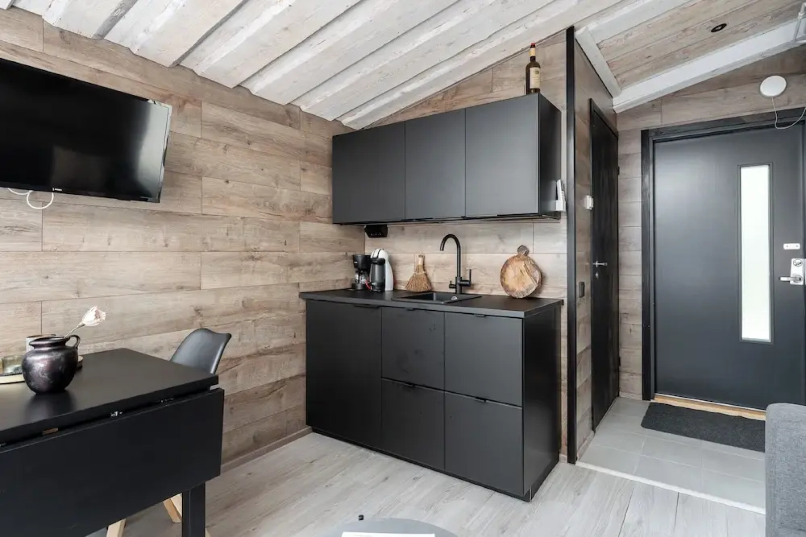 Private & Cozy Suite with lake views