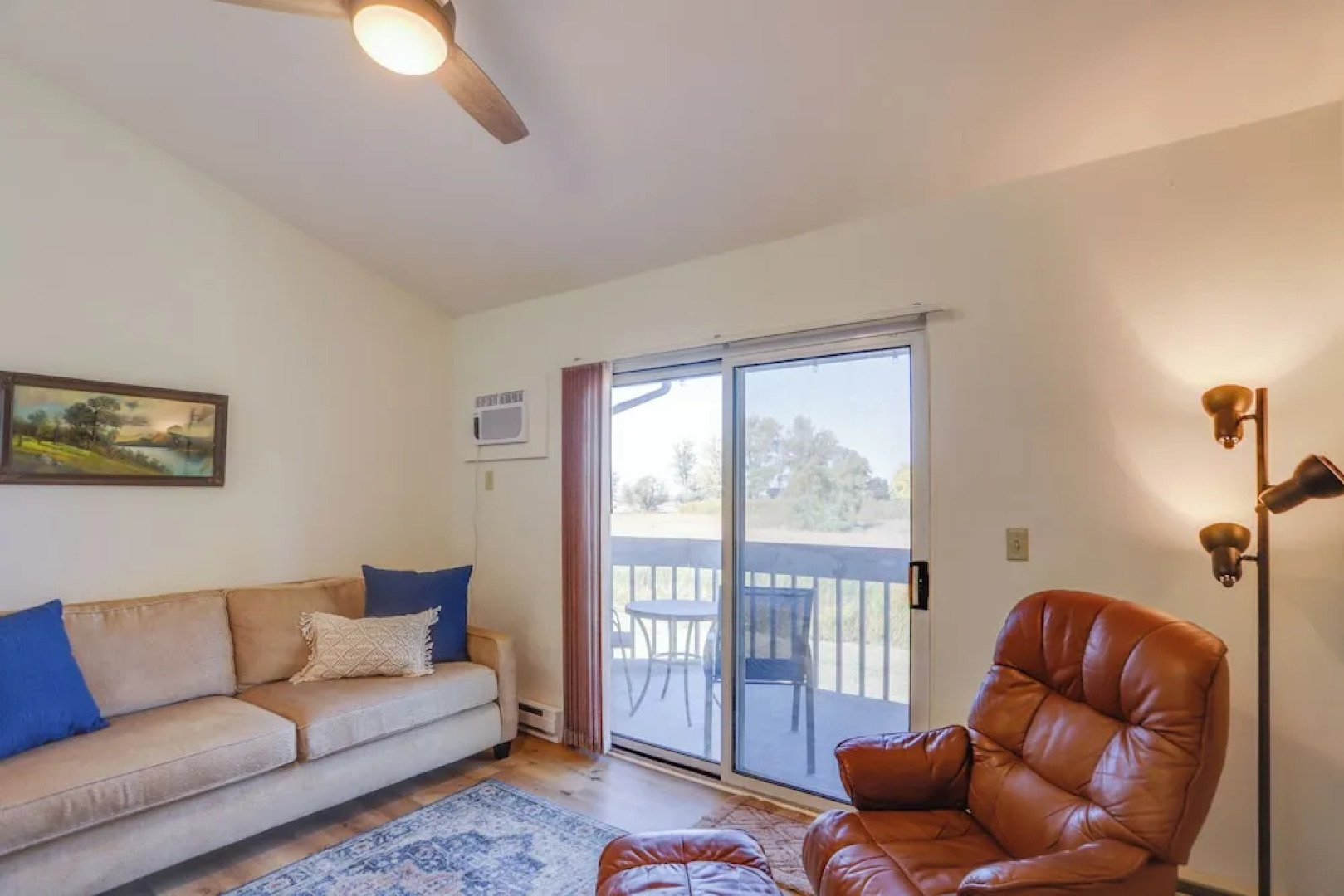 Pet-friendly Oak Harbor Condo: Walk to Lake!