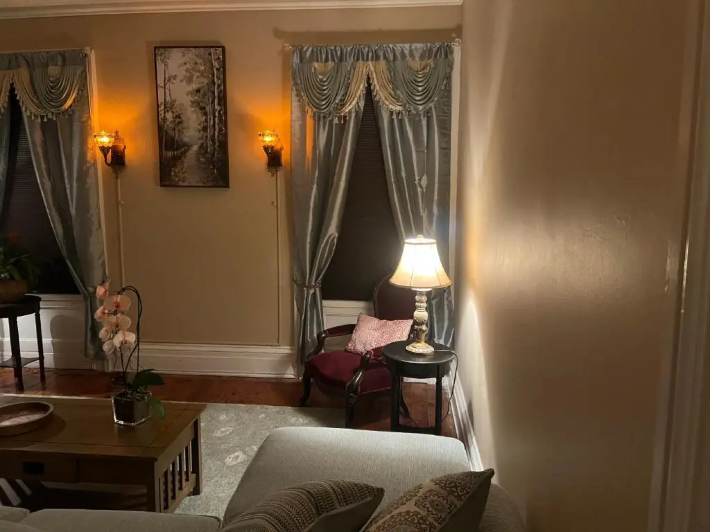 1 Br Private Victorian Apt in Convenient City Location on Half Acre Sleeps 4