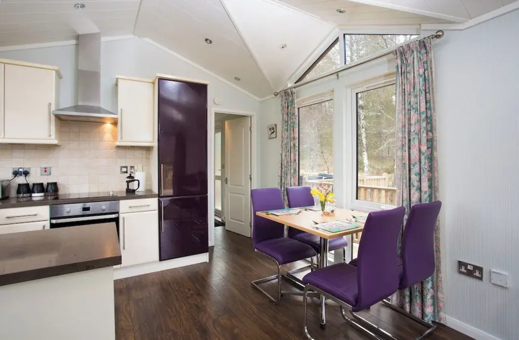 Bluebell Lodge - Sleeps 4,hot Tub, Loch & Woodland