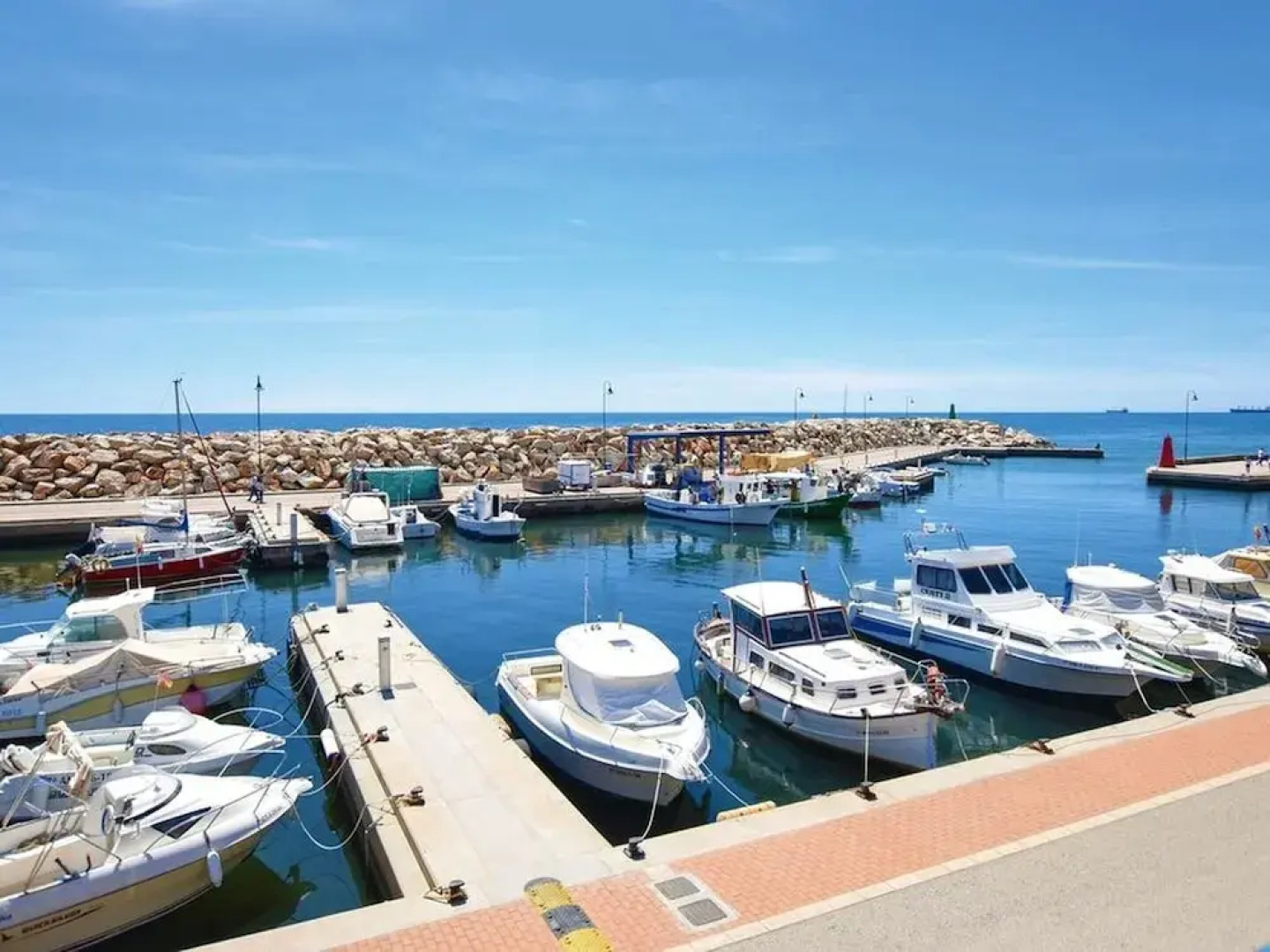 Mountain-view Apartment by Sea