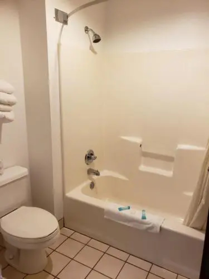 The Center Lodge and Jacuzzi Suites