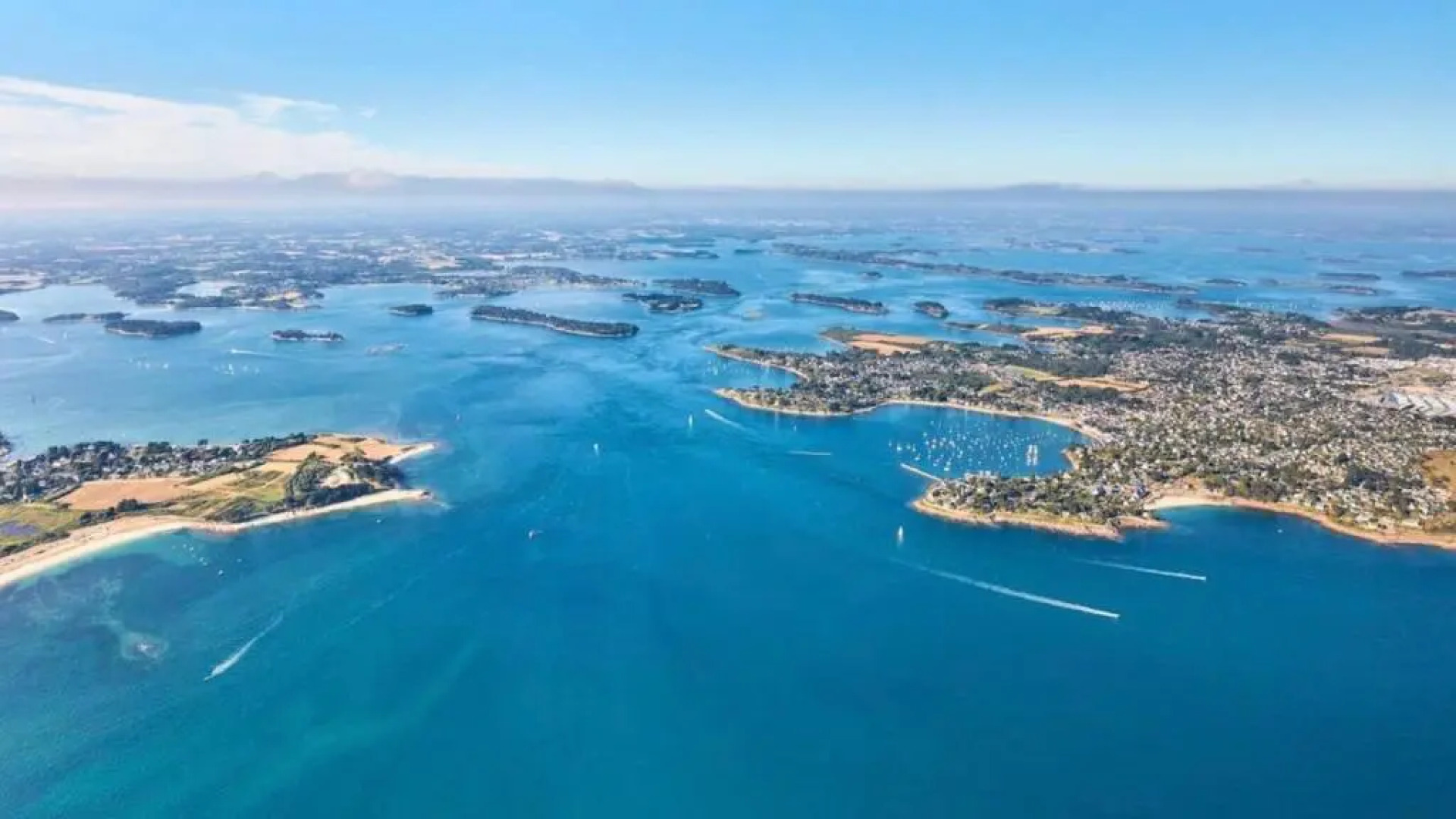 IDÉAL- En plein milieu du PORT de ST GOUSTAN à AURAY- Grand T2 - 50M2 -Belle Terrasse