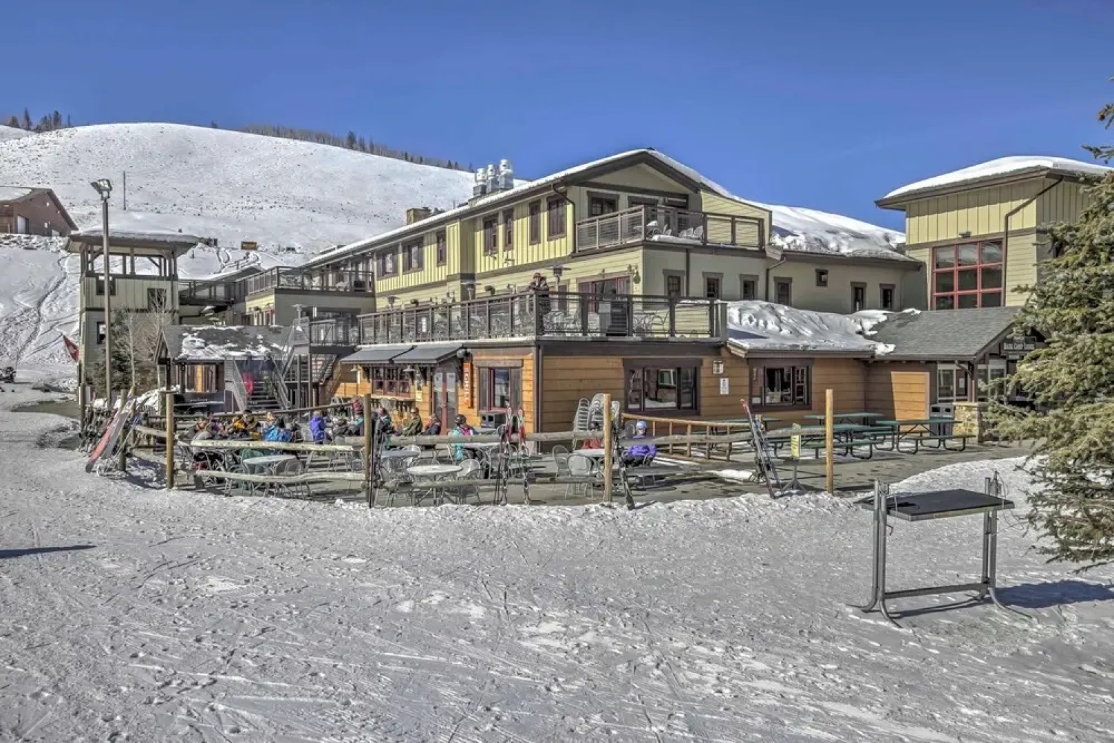 Ski-in/ski-out Granby Townhouse w/ Private Hot Tub
