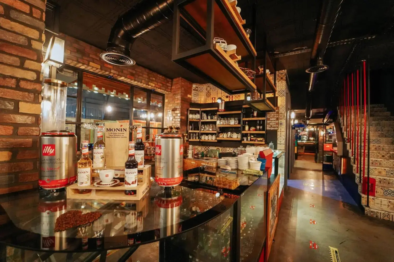 Voswos Garage Coffee & Hotel