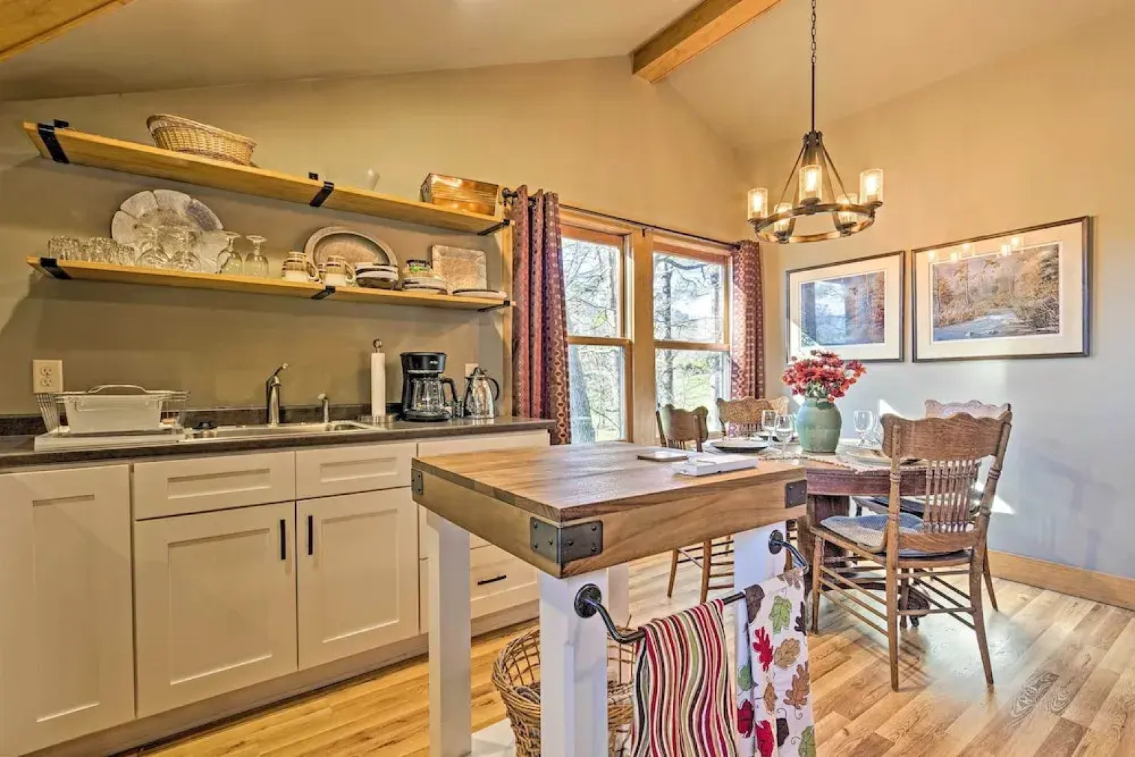 Cozy Black Mountain Escape: Walk to Golf & Lake!