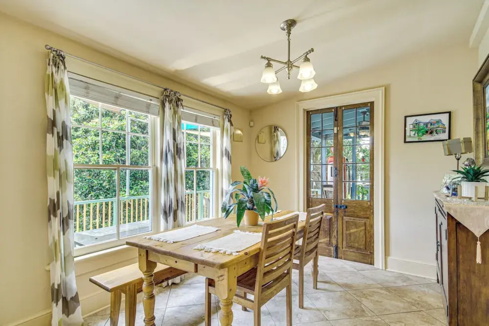 Eclectic Mandeville Home: Walk to Lakefront Park