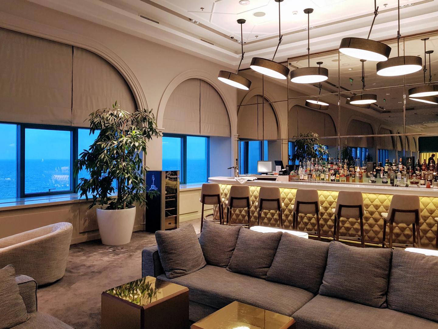 INTERNATIONAL Hotel Casino & Tower Suites