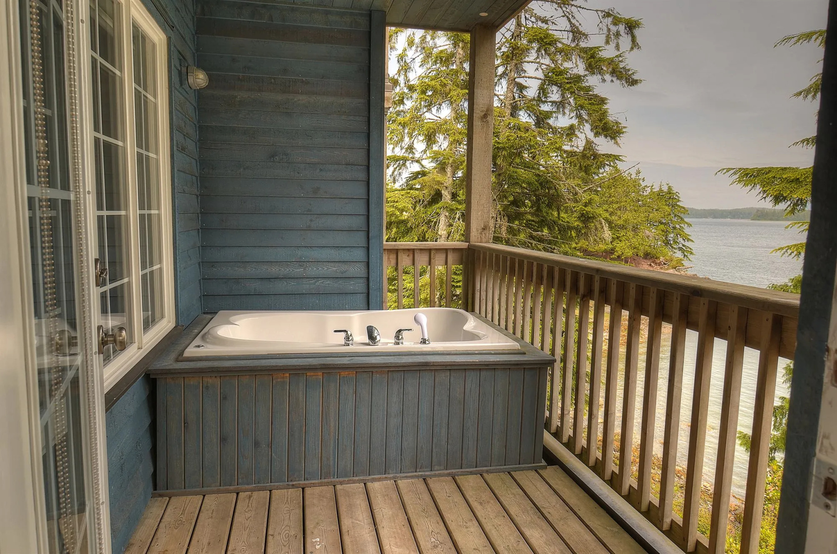 Waters Edge Shoreside Suites