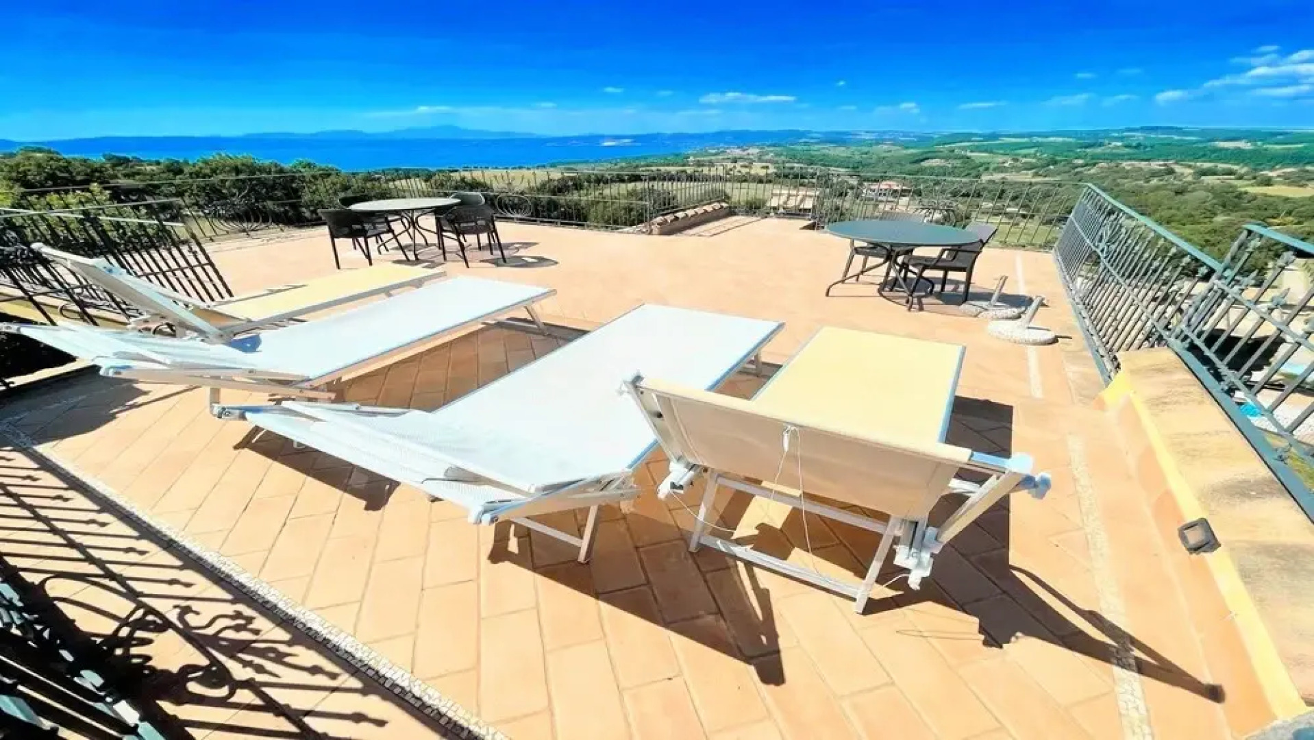 Charming Villa - Lake View and Private Pool