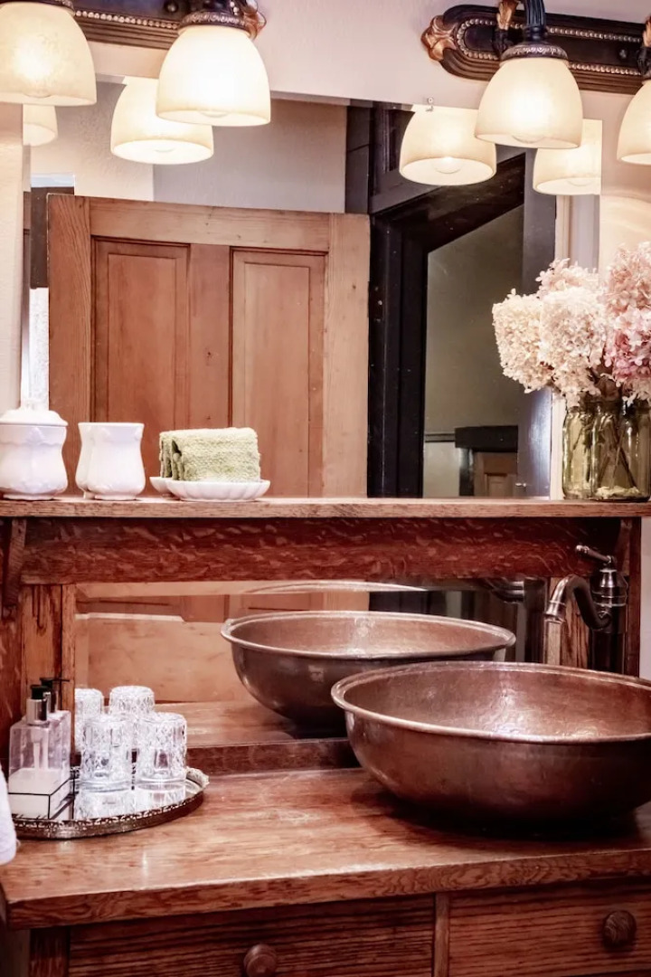 The Rusted Poppy Inn