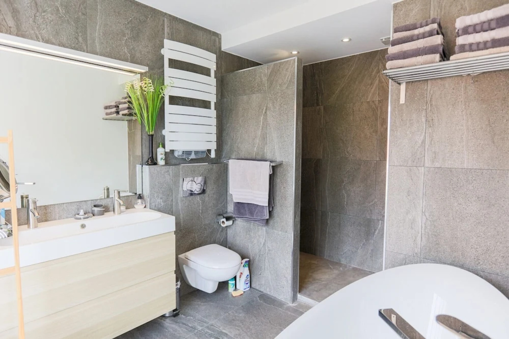 Monaco Vista VI4202 by Riviera Holiday H