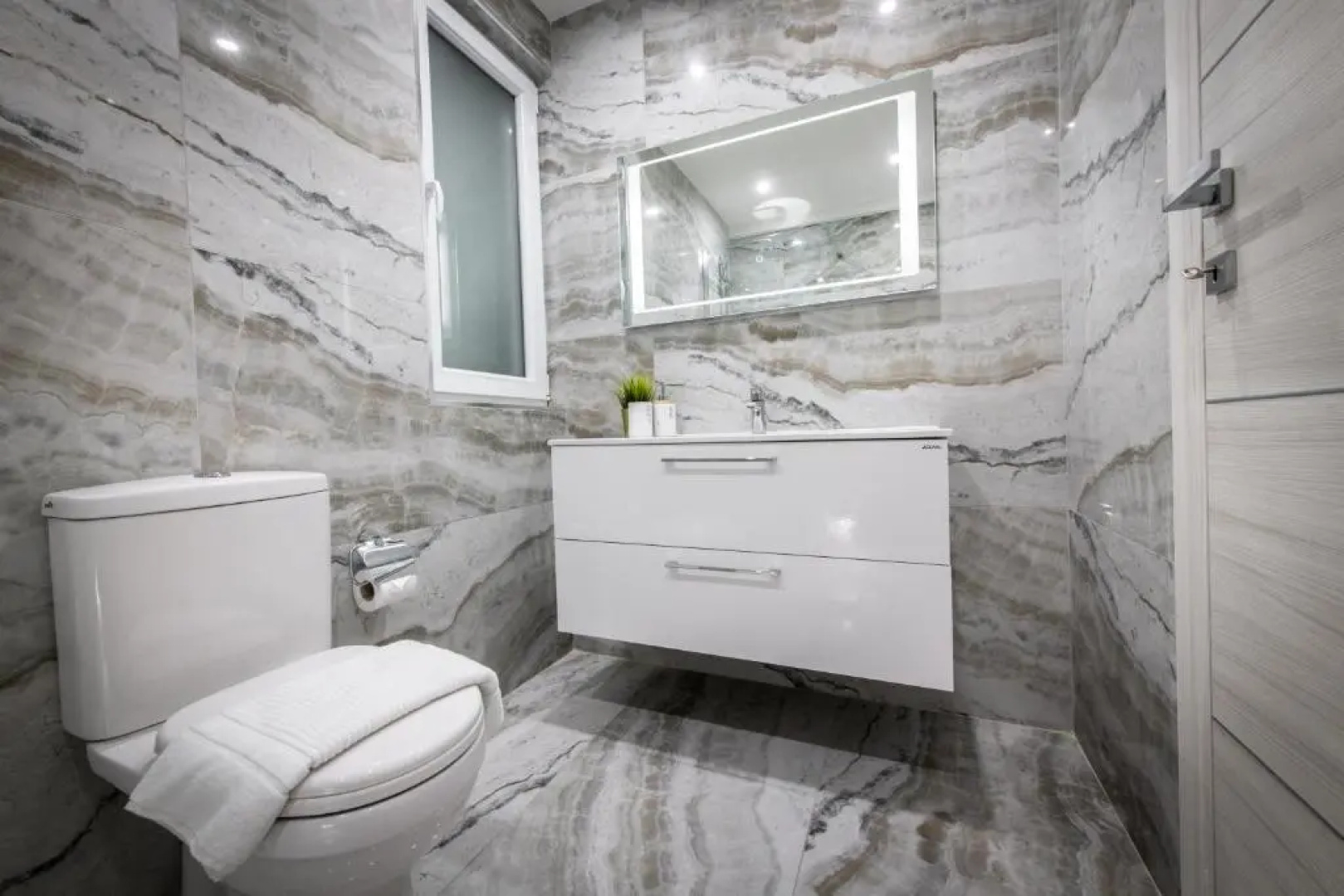 Electra Residence - Luxury Central Beachview Apartment