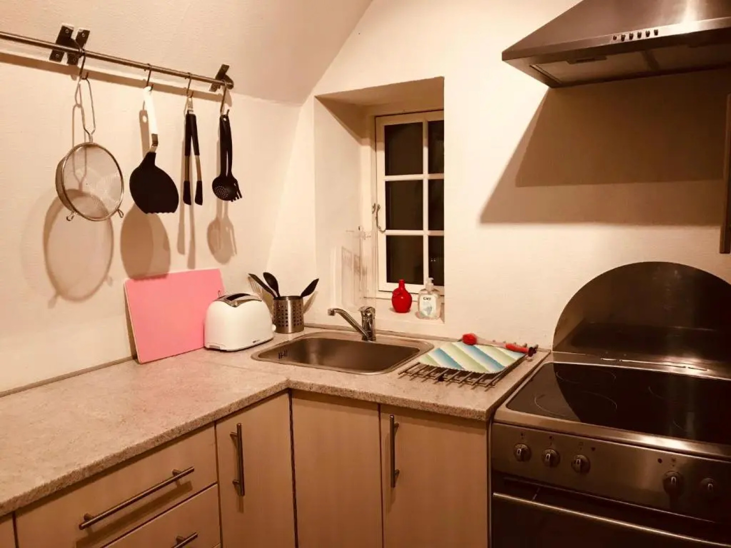 Centralt i Gentofte i 2 plan, ved S-Tog og busser