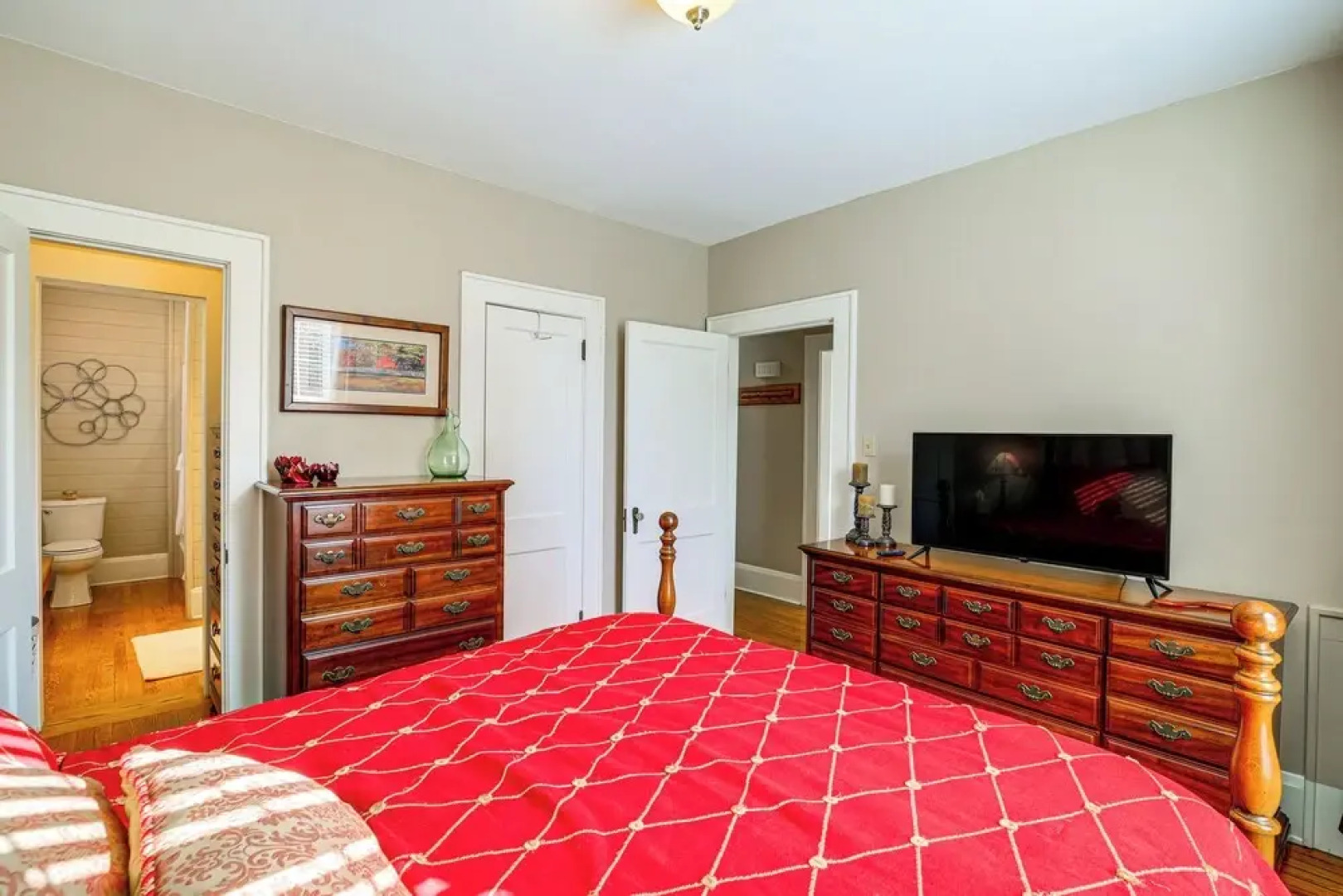 1 Mi to Dtwn: Bristol Cottage w/ Hot Tub & Grill!