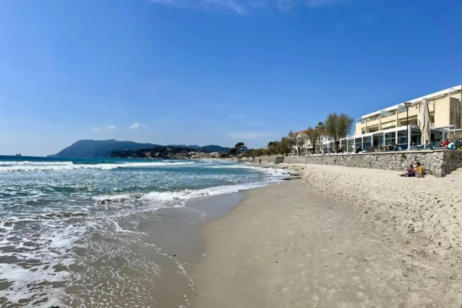 Magnificent 82m With Terrace And In Front Of Sea