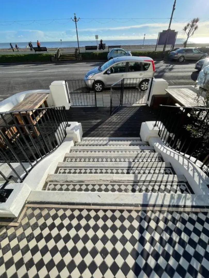 Seaview Flat with Balcony, Spacious 2 Bedroom