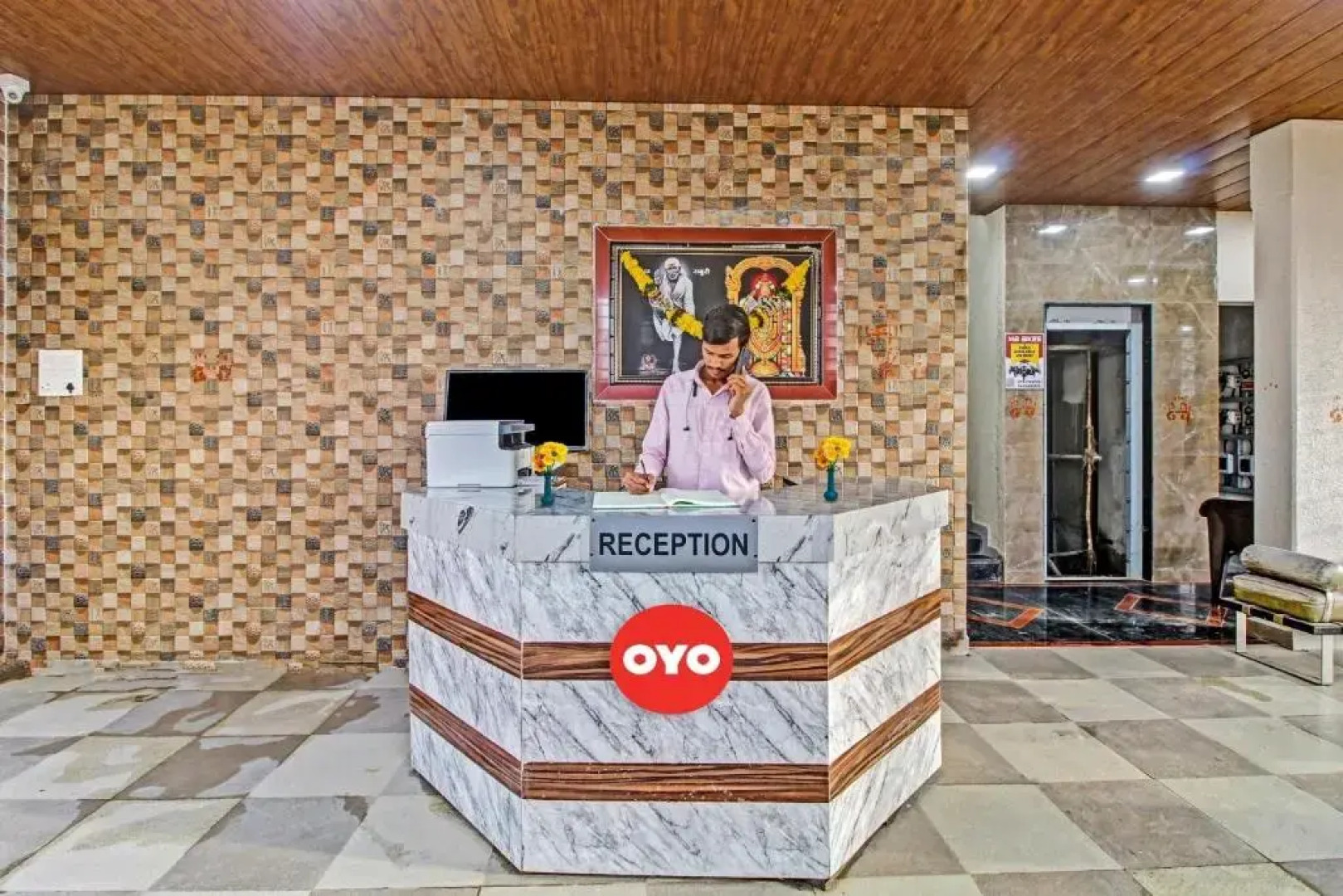 Oyo Flagship 93292 Hotel White House