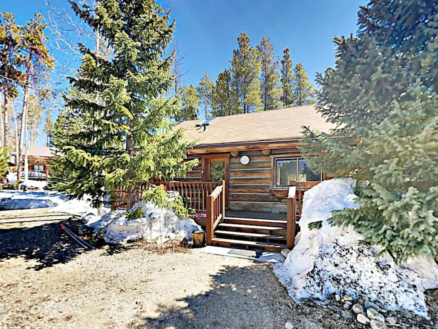 Secluded Mountain-view Log , Near Snow Trails 2 Bedroom Home