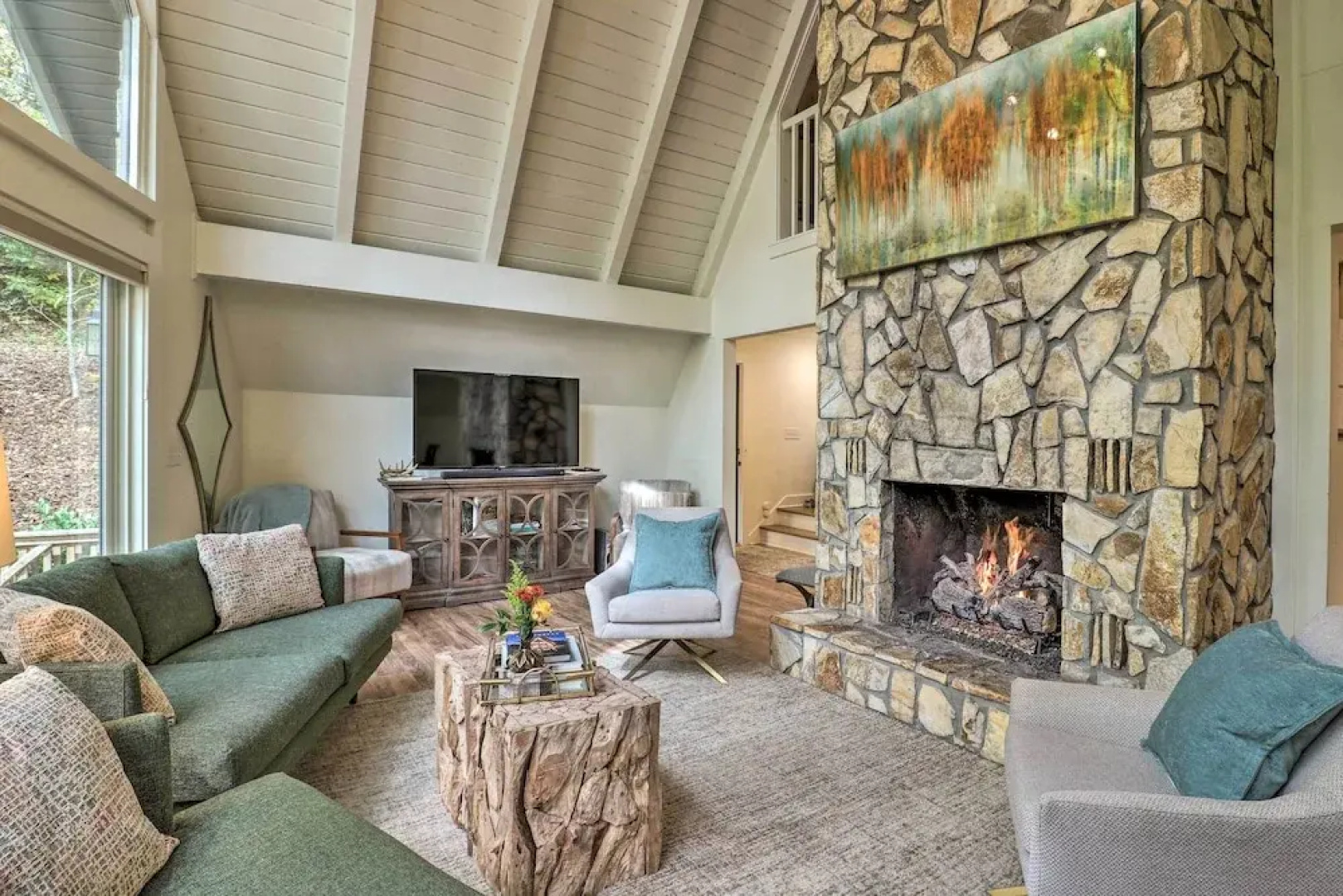 1 Mi to Town: Chalet-style Highlands Retreat