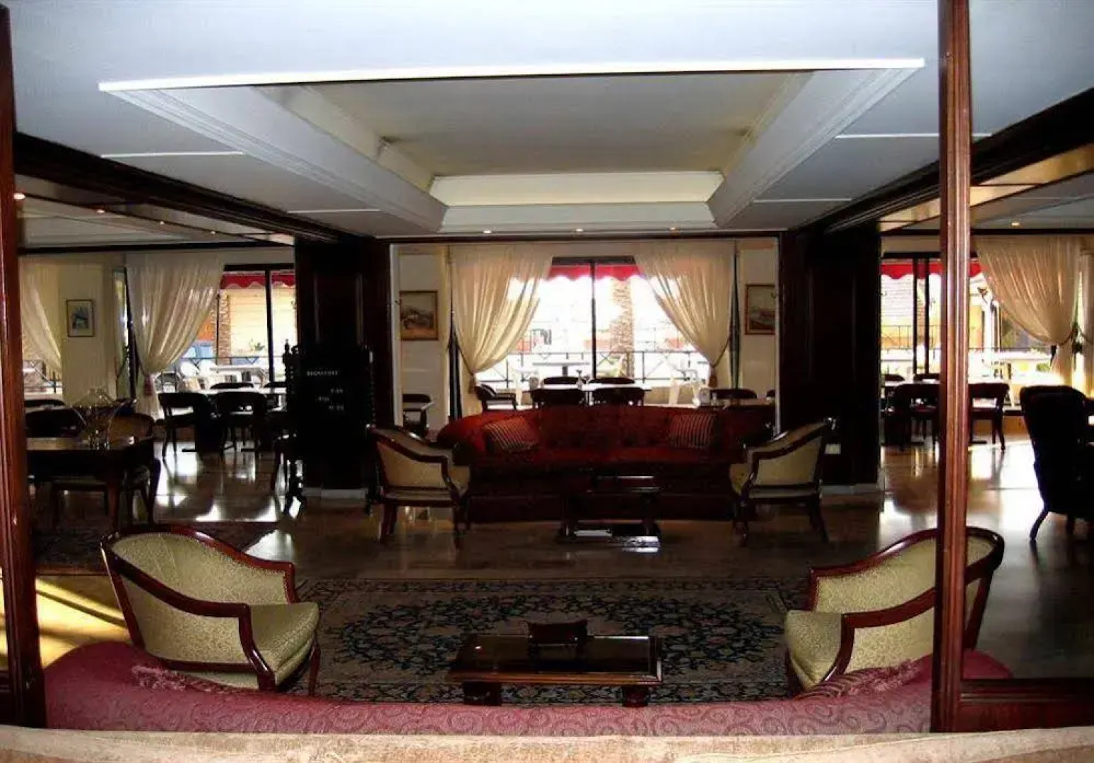 Aquarium Hotel & Resort