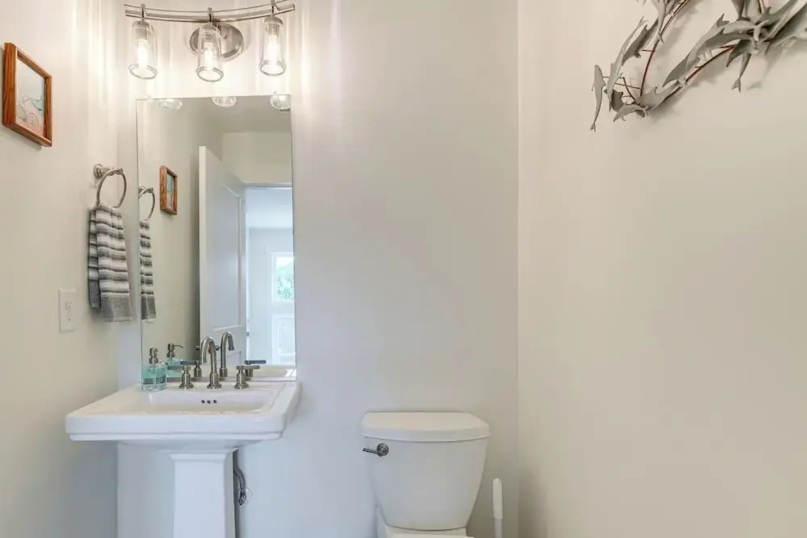 Walk to Beach: Southern Shores Retreat w/ Hot Tub