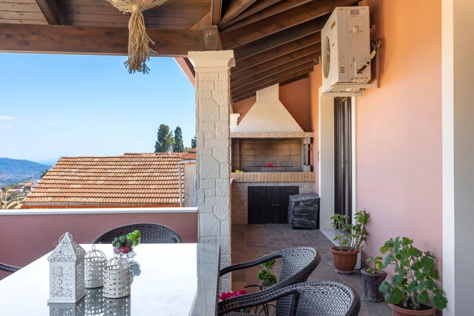 The Hillside Family Apartment