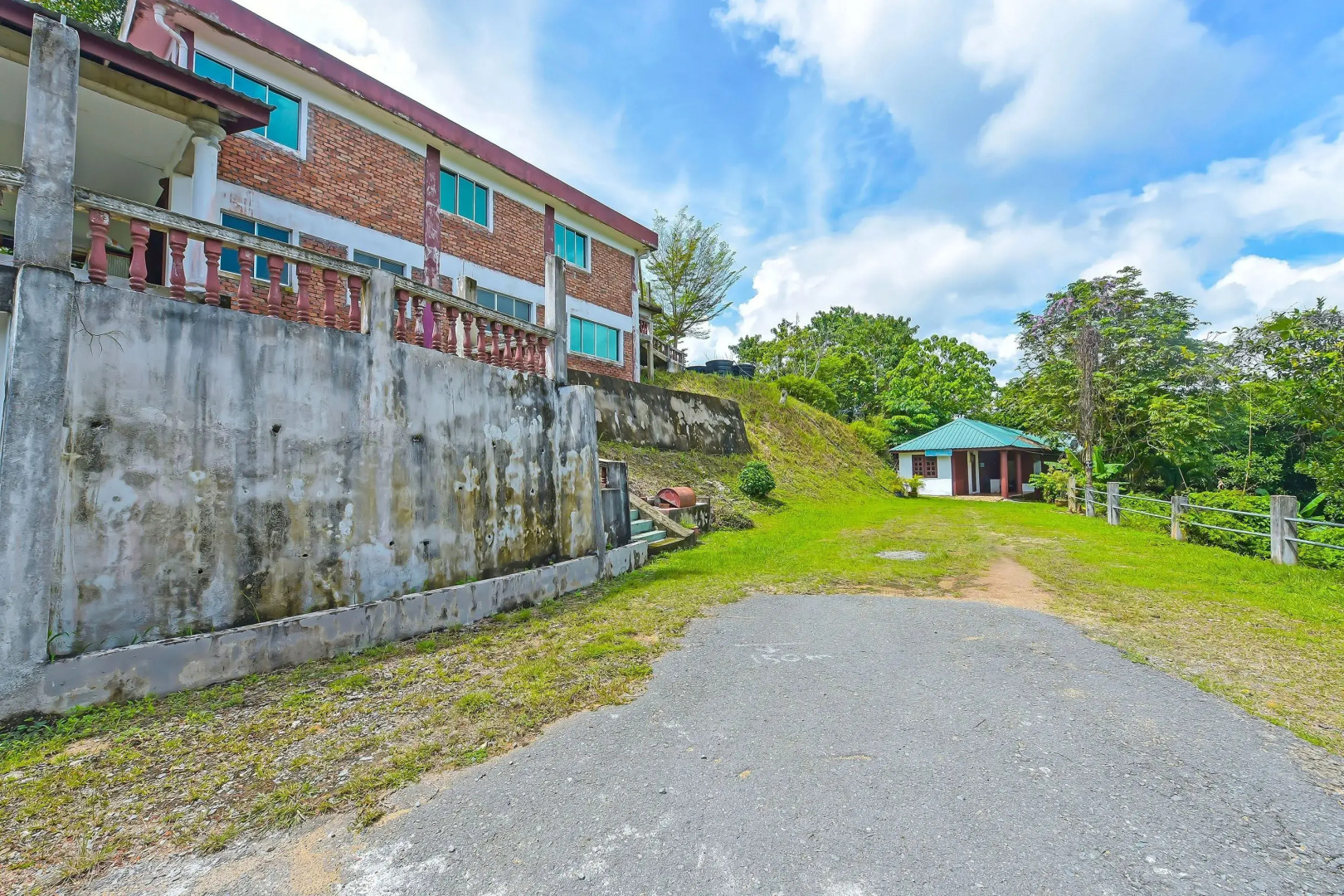 OYO 90675 Holiday View Inn