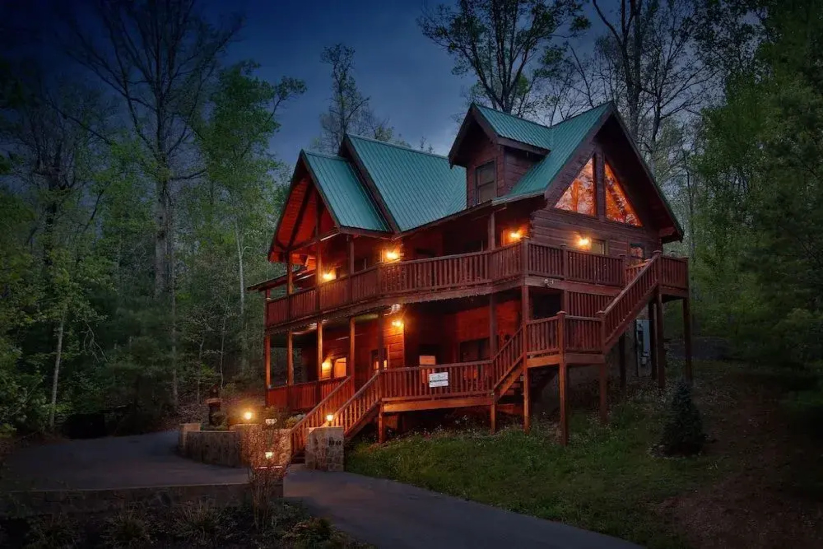 Smoky Mountain Getaway 5 Br cabin by RedAwning