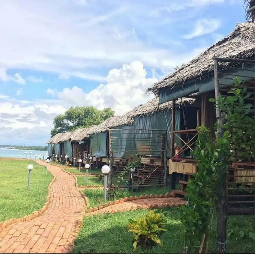 9 Huts on a Hill