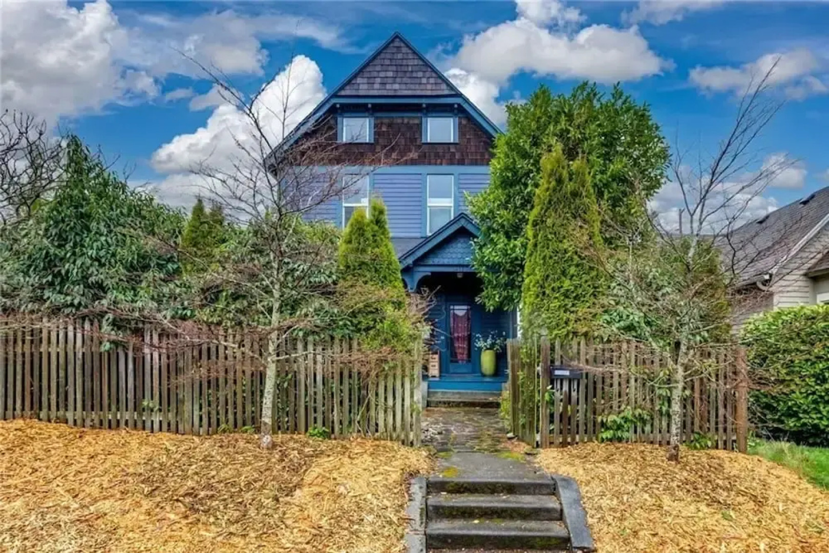 Upstairs at Thevictorian - Lush Walkable and Dog-friendly Retreat - Steps From Downtown Bellingham