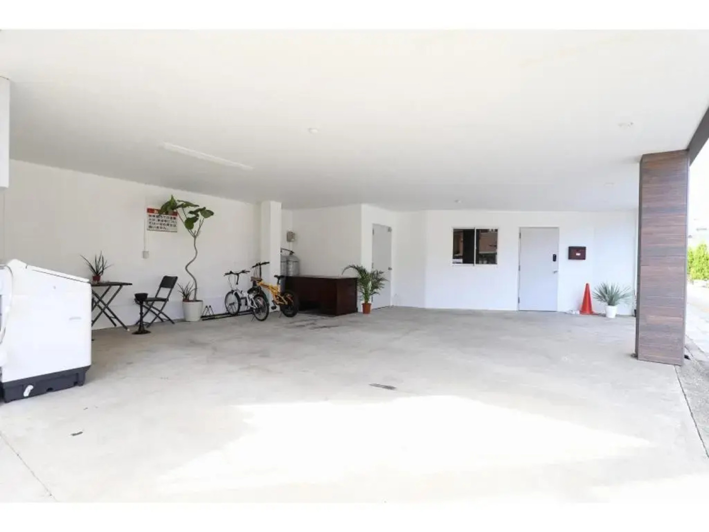 Business Hotel White