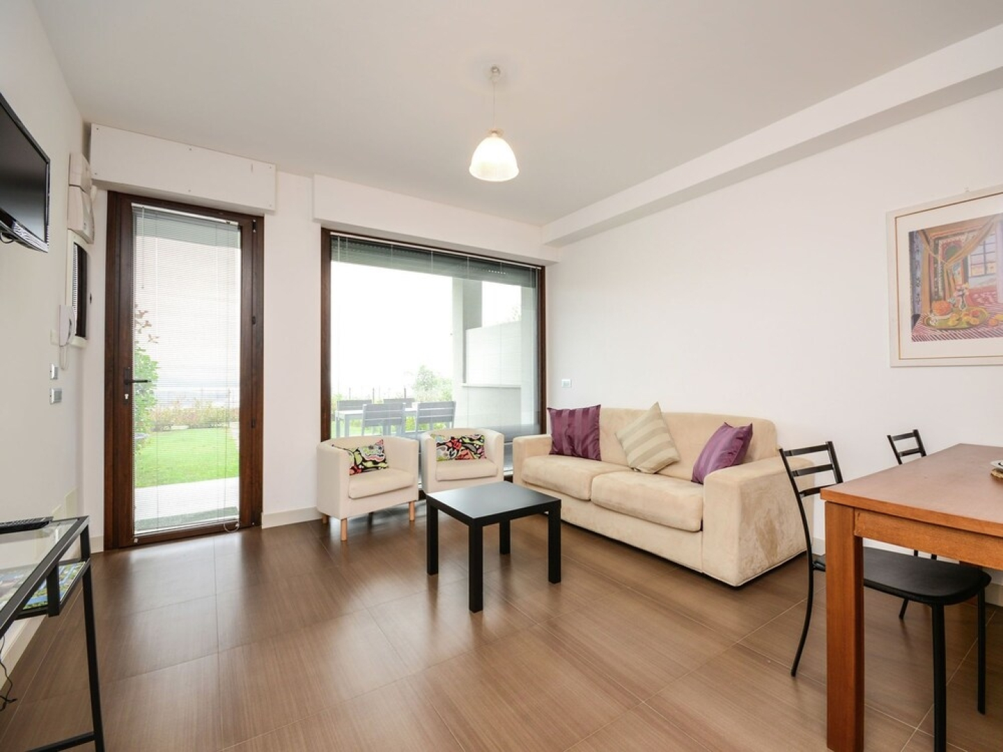 Lakeside Flat With Swimming Pool and air Conditioning