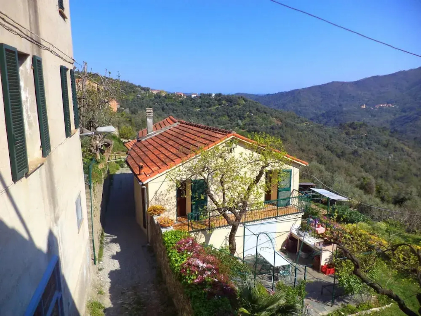Small House in the Hills for Beautiful Walks Near the Sea