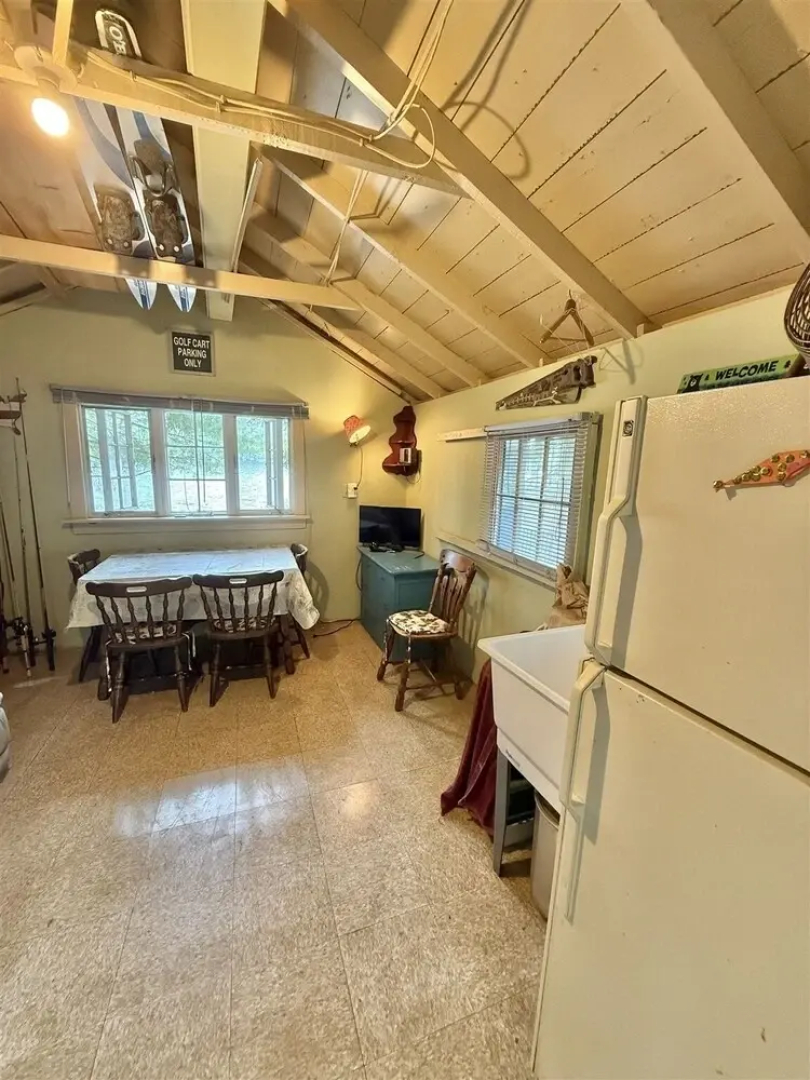 Paradise Point Limit 10 4 Bedroom Cottage by RedAwning