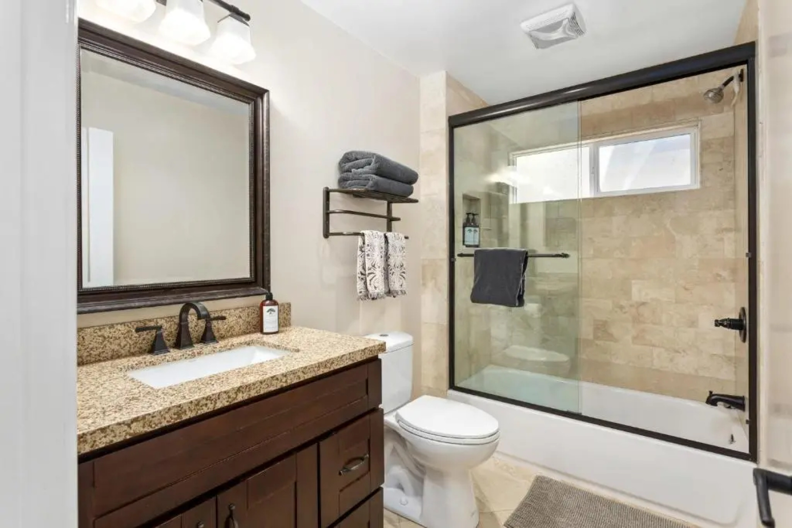 Snowflower Cabin Modern Luxe, 2 Level, 1500 sqft, AC, View, Dogs, Walk to Village