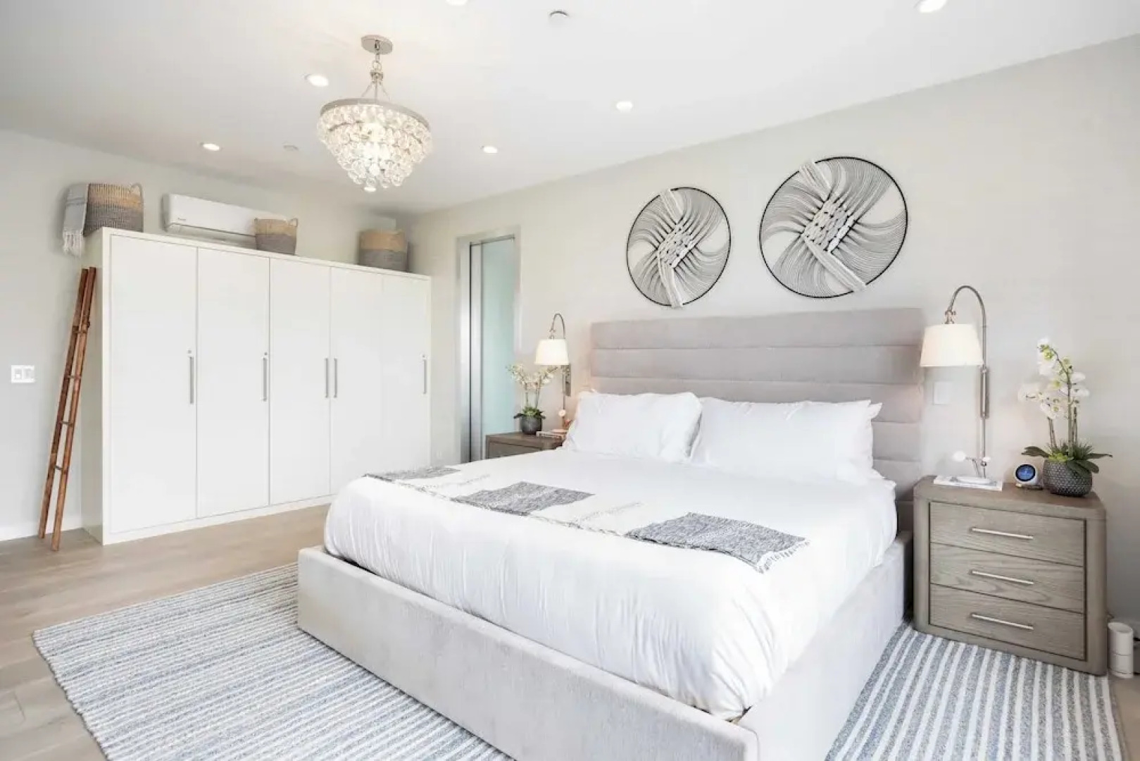 Steps to Beach+shops, Oceanview, Hot Tub+firepit Moonlight Modern by Avantstay