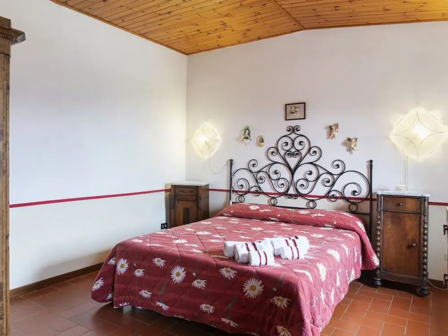 Vintage Holiday Home in Montemagno Camaiore With Sauna