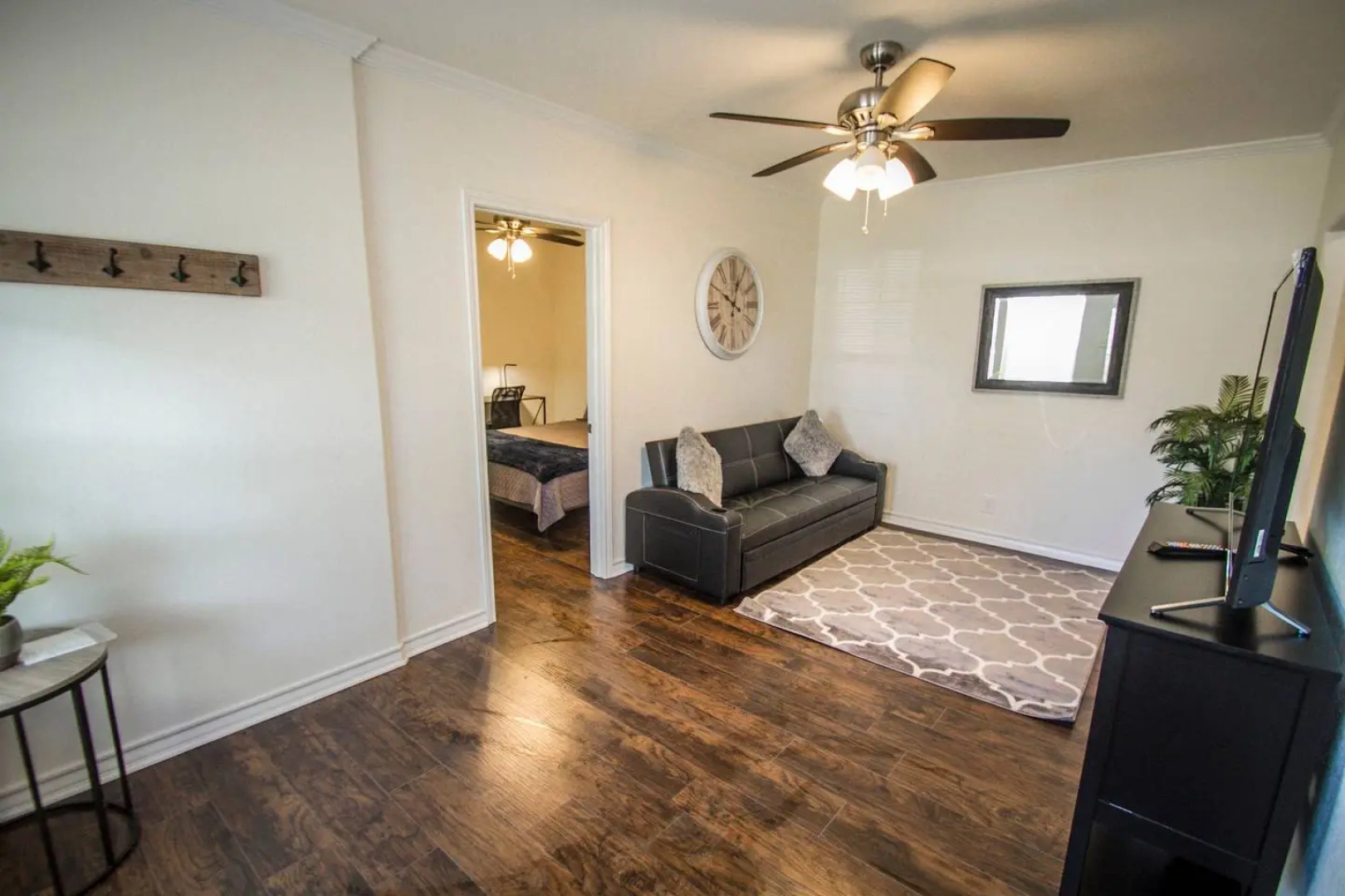 Cozy Remodeled 2BR/2BA Near Downtown Sleeps 8