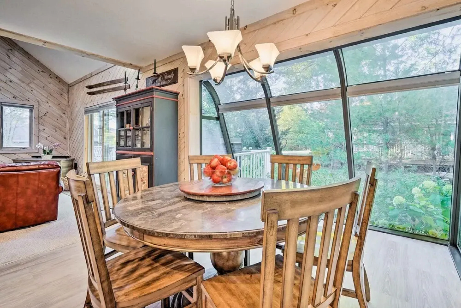 Cozy Getaway: Private Hot Tub, Near Skiing!