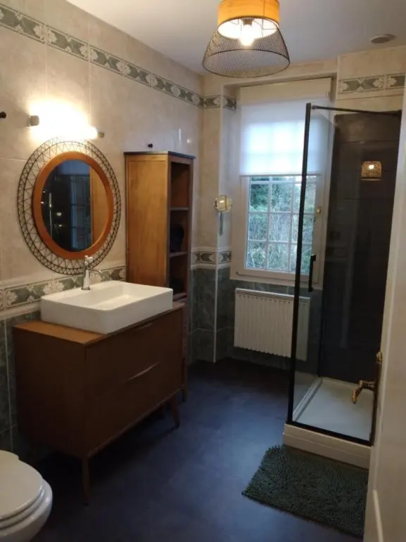 Villa bord de mer avec piscine couverte, bain nordique, salle de jeux.