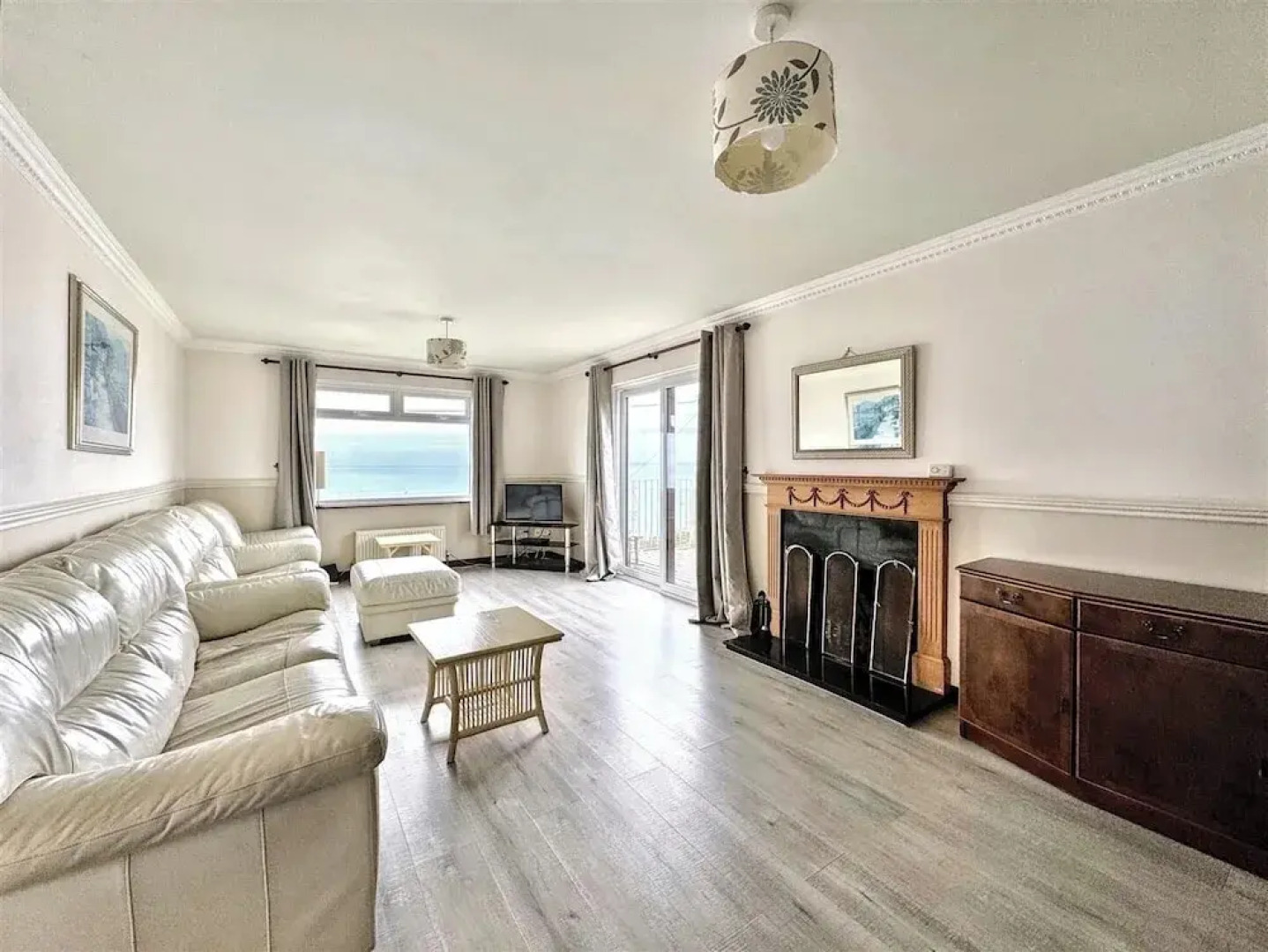 Seaside Escape-sleeps10-family&petfriendly-balcony