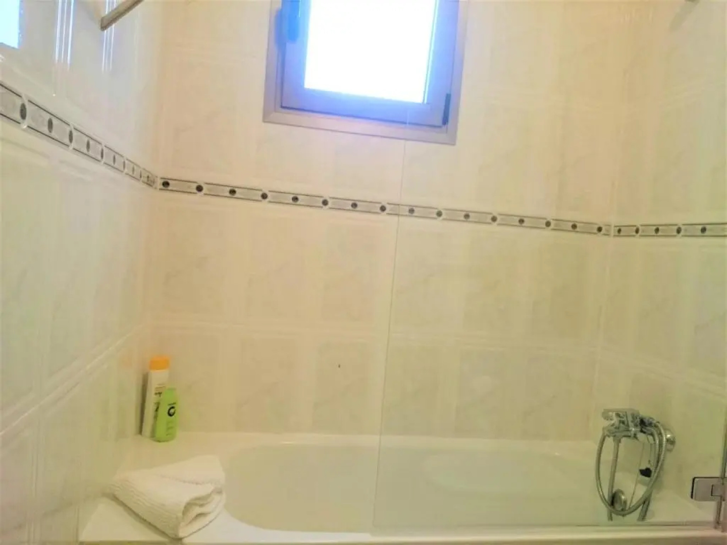 Bright spacious apartment, 2 min walk from beach