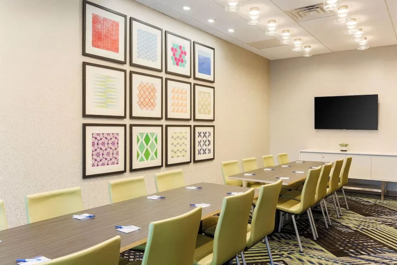 Holiday Inn Express & Suites Chicago O'Hare Airport
