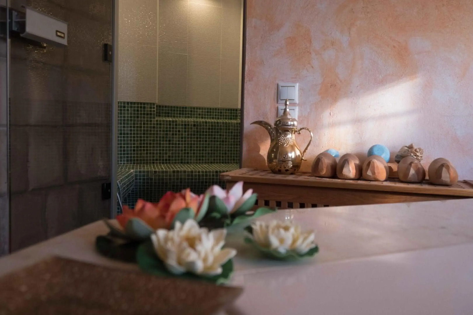 Tranquil Infinity Pool Getaway (private jacuzzi and steam bath, pool, garden, sea and city views)