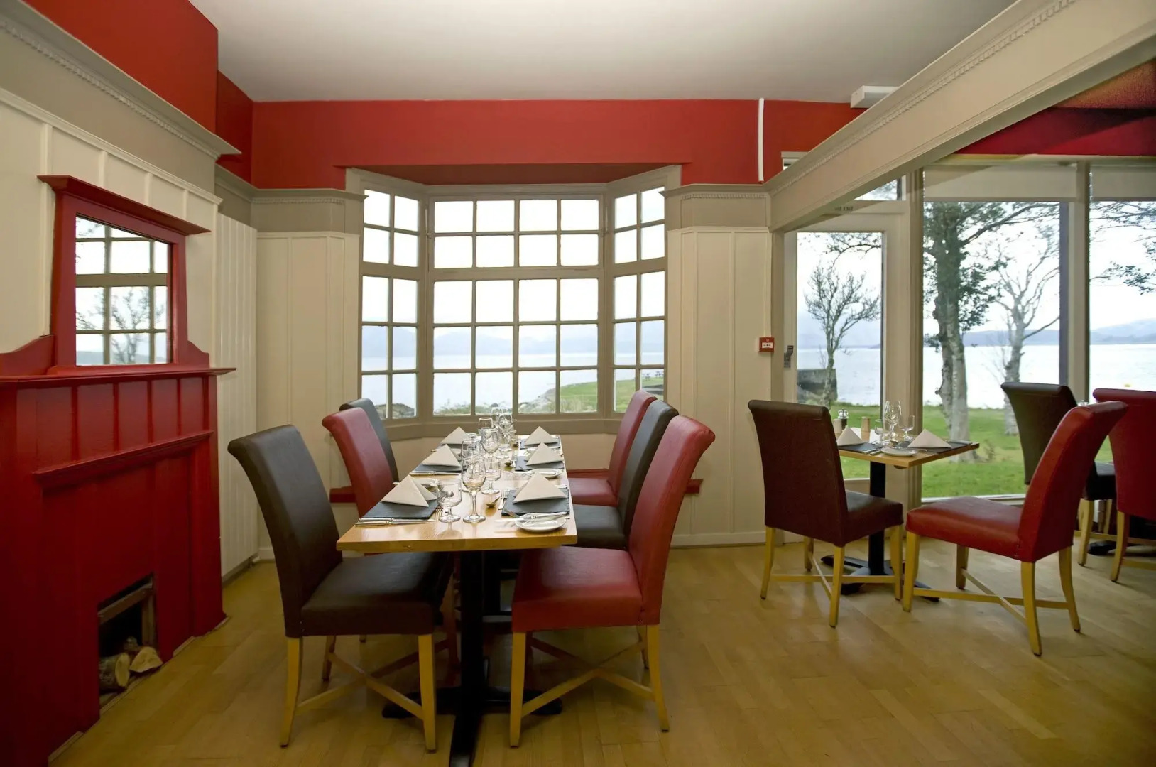 Holly Tree Hotel, Swimming Pool & Hot Tub