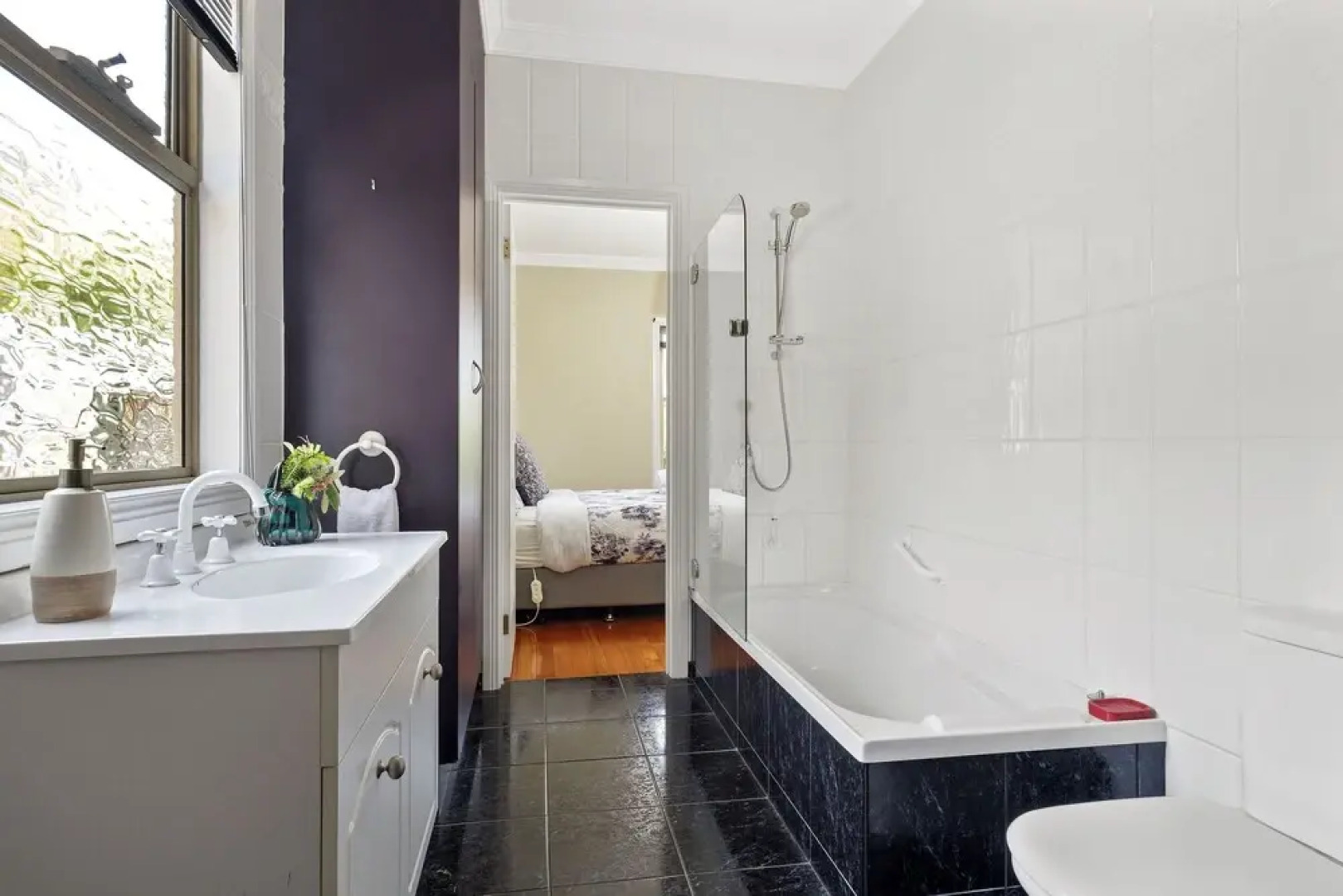 Manfield City Waterfront View Cottage