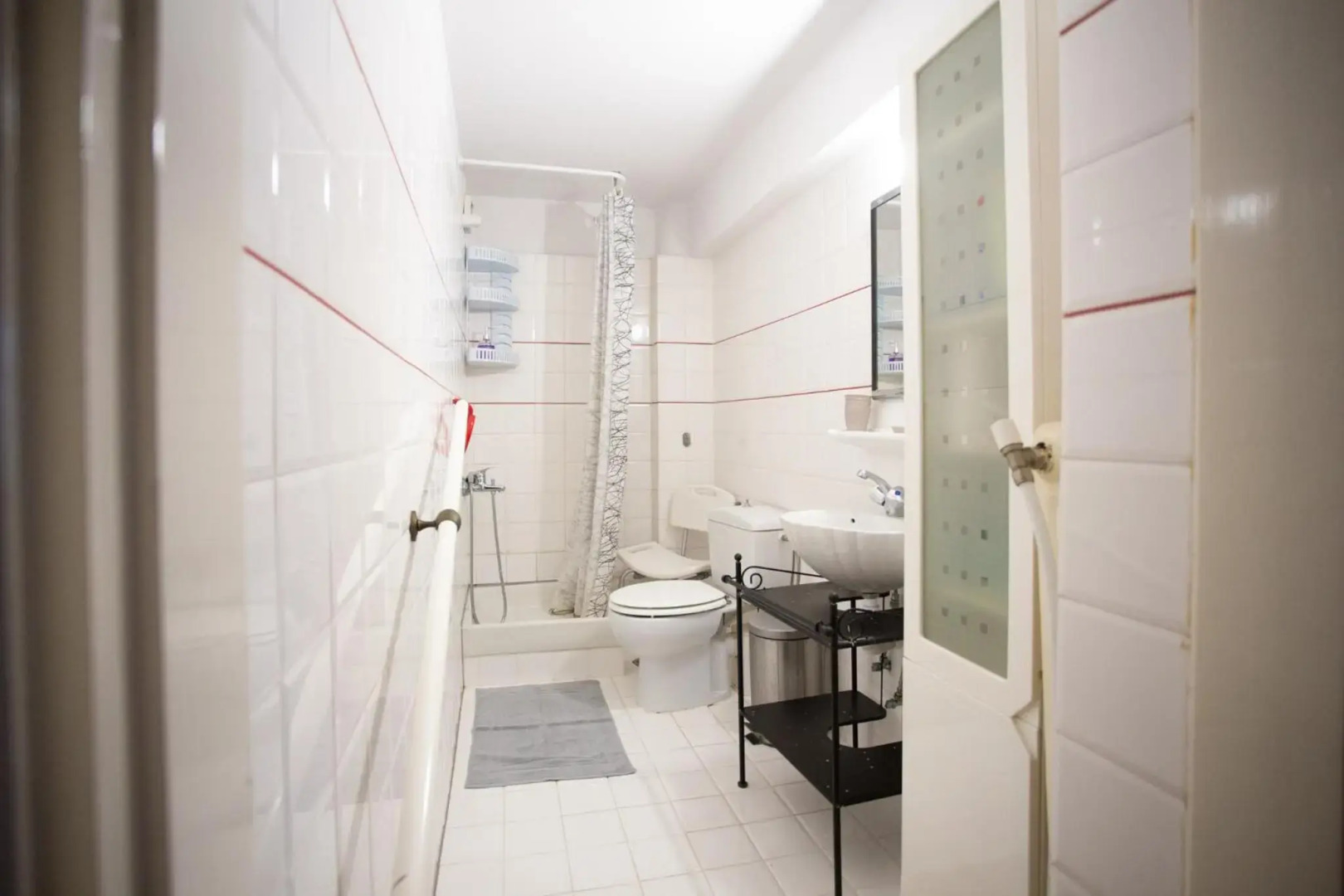 Traditional Apartment part of a Detached Villa on a luxurious Hill of Thessaloniki PANORAMA with a private garden with trees ,also available for Family and other gatherings and Kid's parties - under 13 , for less than 20 people alltogether