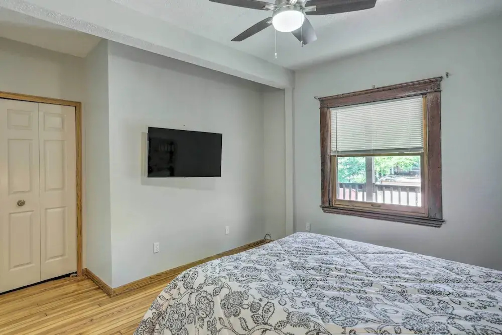 < 3 Mi to Dtwn: Cleveland Apt w/ Deck & Wet Bar