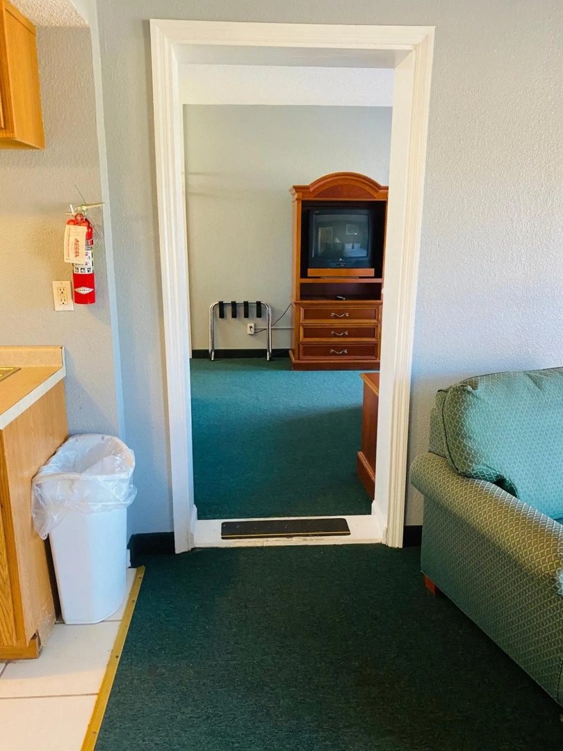 Travelers Place Inn & Suites